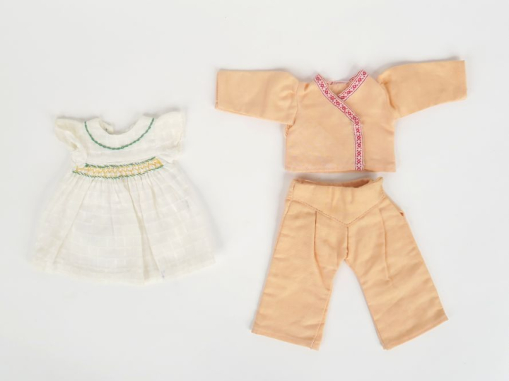 « Smocks », coton fin brodé vert. Bel état 1946.  On y joint « Bonsoir
