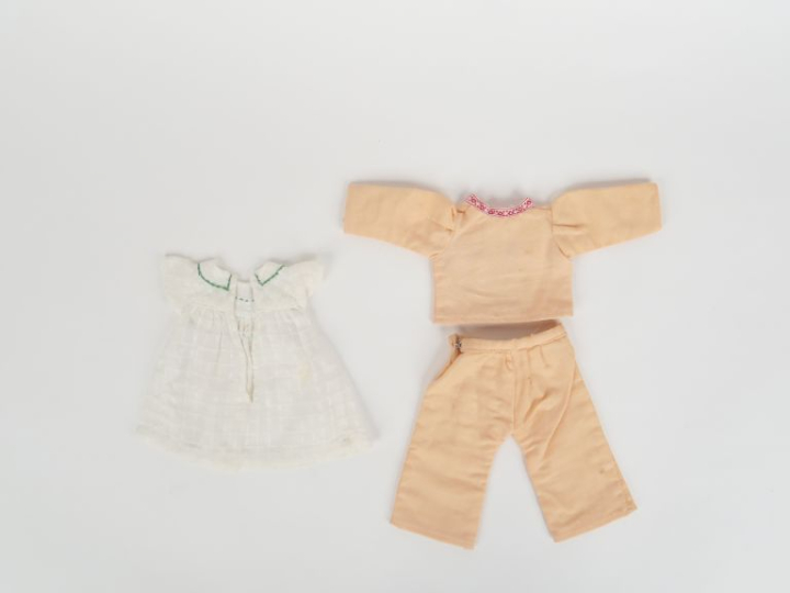 « Smocks », coton fin brodé vert. Bel état 1946.  On y joint « Bonsoir