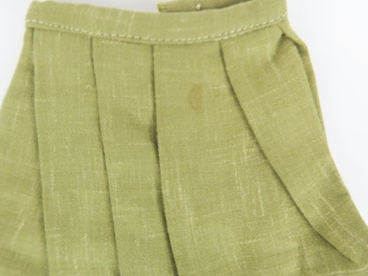 « Pratique », ensemble trois pièces en lainage fin couleurs kaki. Etat