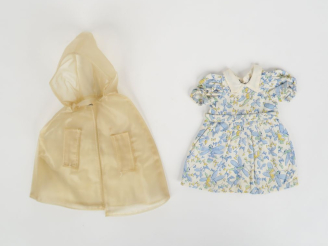 Vente aux enchères « Robe standard ». Bel état d’usage. 1948-1949.  On y joint un capucho
