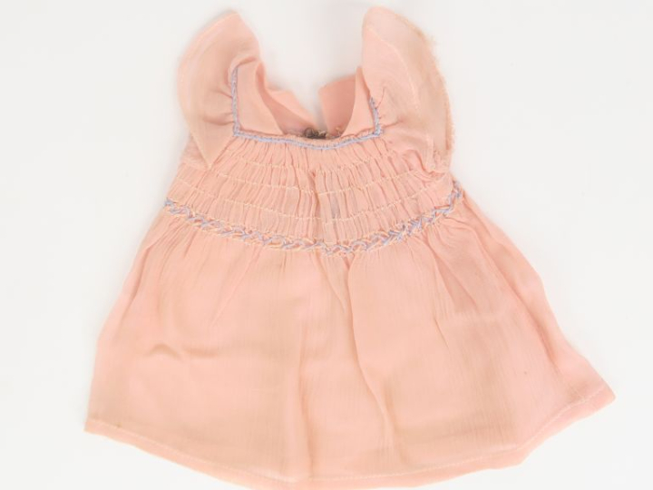 Robe en voile rose garnie points lancés bleu. Bel état d’usage, trous,