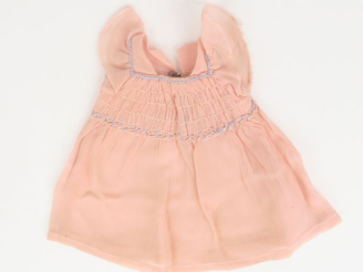 Vente aux enchères Robe en voile rose garnie points lancés bleu. Bel état d’usage, trous,
