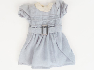 Vente aux enchères « Sur mon 31 » rare robe en lainage fin de couleur bleu pâle avec une 