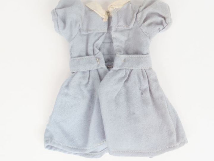 « Sur mon 31 » rare robe en lainage fin de couleur bleu pâle avec une 