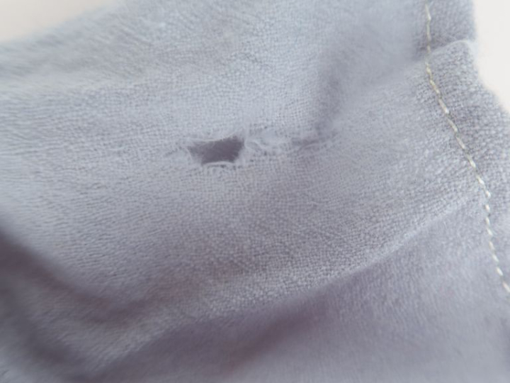 « Sur mon 31 » rare robe en lainage fin de couleur bleu pâle avec une 