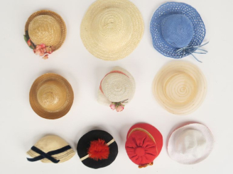 Vente aux enchères Lot de chapeaux pour poupée Bleuette dont une cloche des années 40 Gau