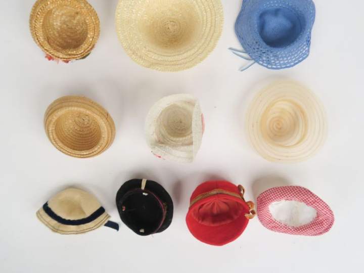 Lot de chapeaux pour poupée Bleuette dont une cloche des années 40 Gau