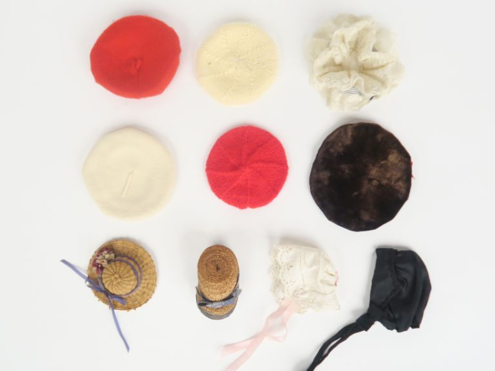 Lot de bonnets et bérets de petite taille ou taille Bleuette au total 