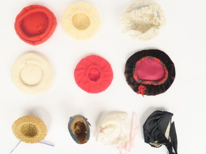 Lot de bonnets et bérets de petite taille ou taille Bleuette au total 