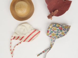 Vente aux enchères Lot de 3 chapeaux Bleuette : cloche des années 40 en paille, « niniche
