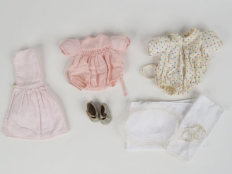 Vente aux enchères Lot de vêtements Bambino « Enfantillage » GL 1953, une paire de chauss