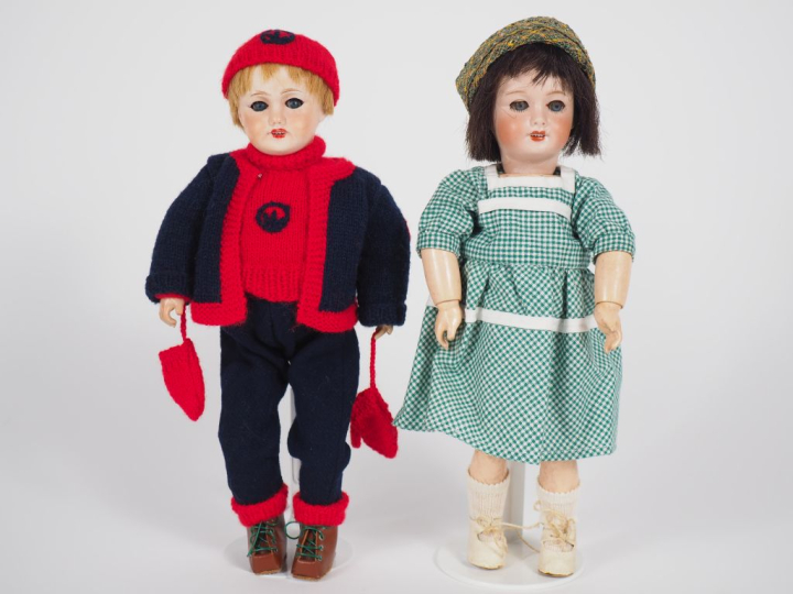  Lot de 2 poupées dont :  Poupée Bleuette Unisfrance tête porcelaine b