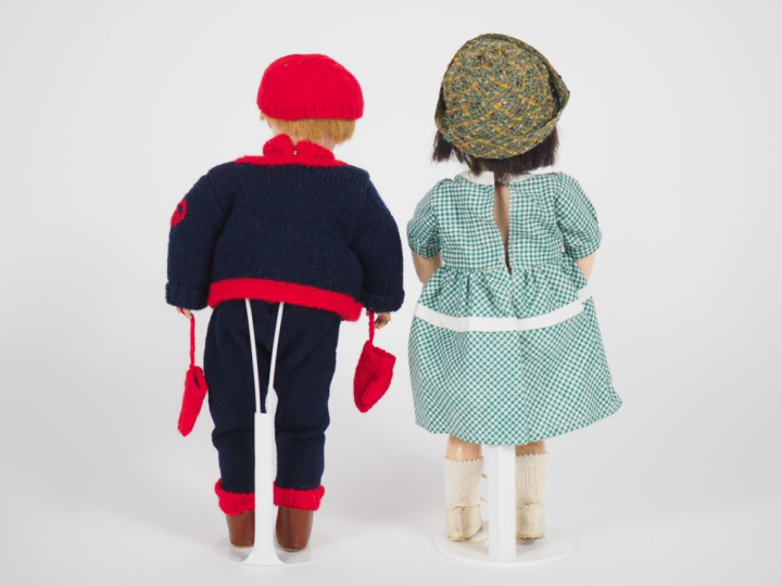  Lot de 2 poupées dont :  Poupée Bleuette Unisfrance tête porcelaine b