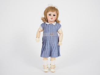 Vente aux enchères Jolie Poupée Bleuette Unisfrance tête porcelaine bouche ouverte une de