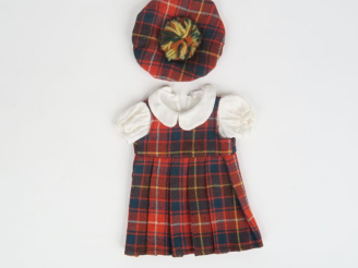 Vente aux enchères « Scotland »  robe de lainage écossais avec jupe plissée le béret a le