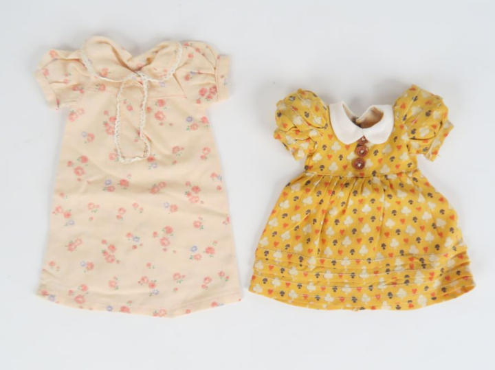 Lot de 2 vêtements Gautier Languereau pour la poupée Bleuette comprena