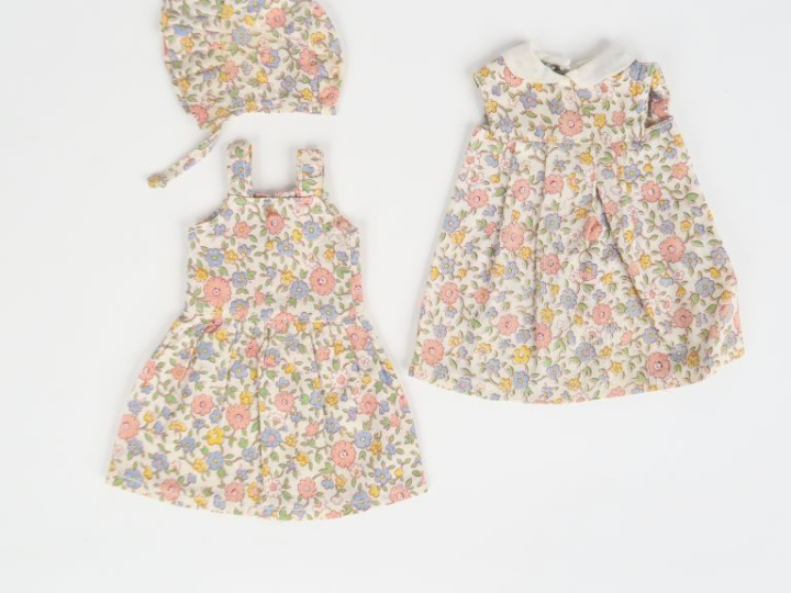 « Fenaison » 1954 jolie robe en cotonnade fleurie accompagnée de son b