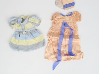 Vente aux enchères Lot de 2 vêtements Gautier Languereau pour poupée Bleuette comprenant 