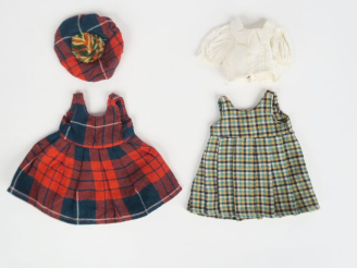 Vente aux enchères « Scotland » robe de lainage écossais avec jupe plissée le béret à pom