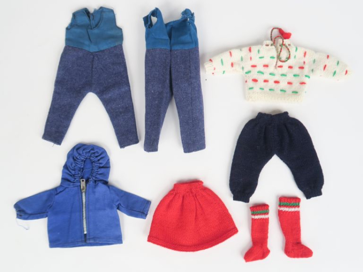 Lot de vêtements pour la poupée Bleuette dont partie de vêtements Gaut