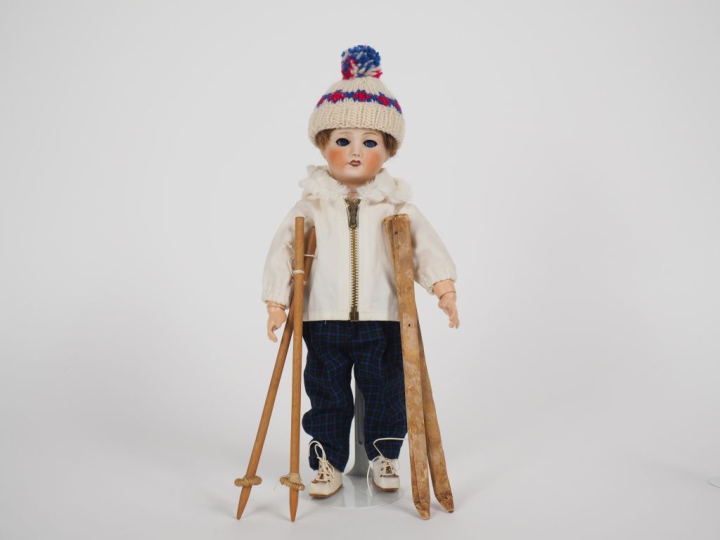 Poupée Bleuette Unisfrance 301 tête porcelaine bouche ouverte yeux bas