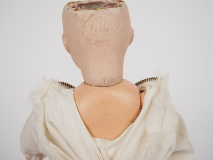 Poupée Bleuette Unisfrance 301 tête porcelaine bouche ouverte yeux bas