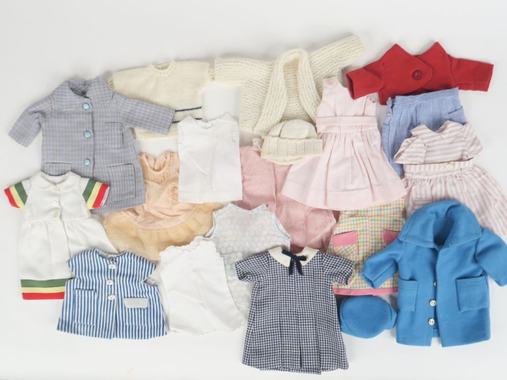 Lot de vêtements pour la poupée Rosette la plupart réalisés par la col