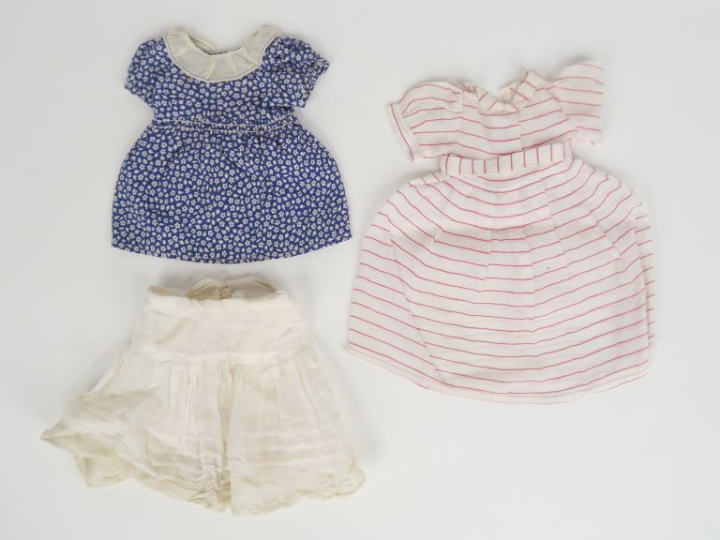 Lot de 2 robes dont « Mondanités » de 1955 manque les boutons bel état