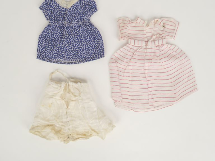 Lot de 2 robes dont « Mondanités » de 1955 manque les boutons bel état