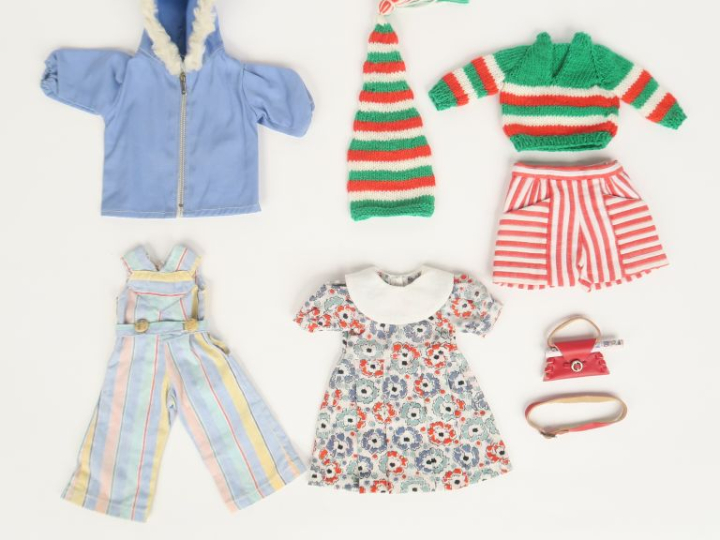 Lot de vêtements pour la poupée Bleuette comprenant anorak « sur les c