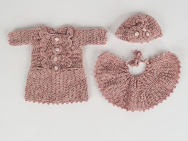 Lot de vêtements de style au crochet ou tricoté dont certains d'après 