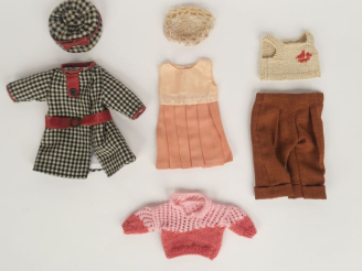 Vente aux enchères Lot de 3 vêtements réalisés par la collectionneuse d'après les vêtemen
