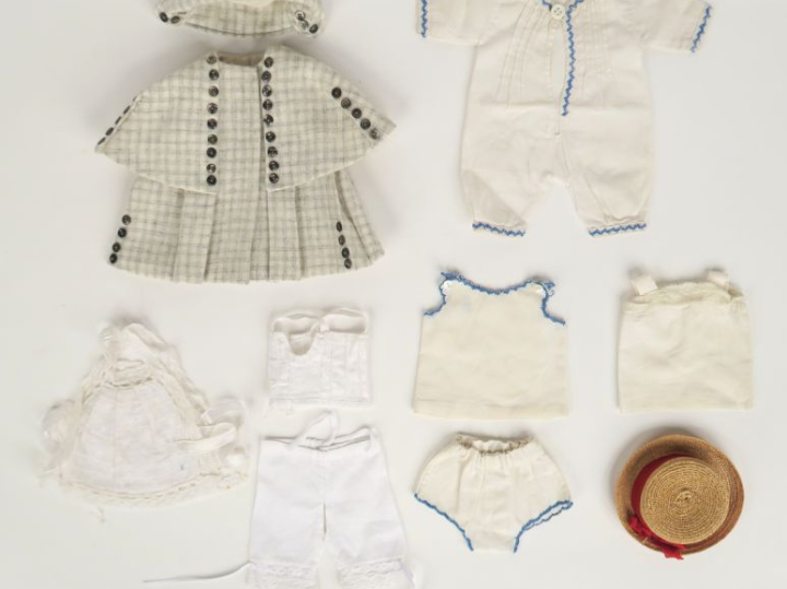 Lot de vêtements pour poupée Bleuette en partie ancien dont très joli 