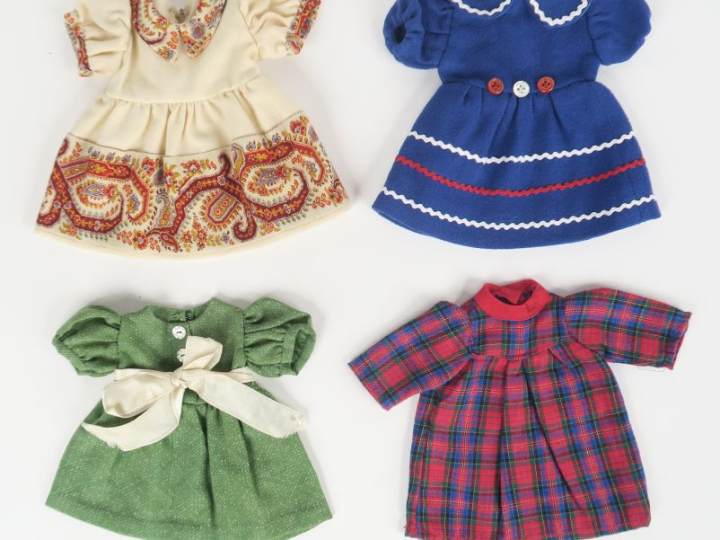 Lot de 4 robes pour poupée Bleuette réalisées par la collectionneuse t