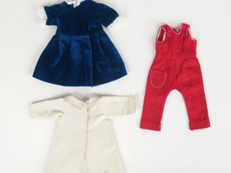Vente aux enchères Rare lot de vêtements pour poupée Rosette, robe en velours bleu réalis