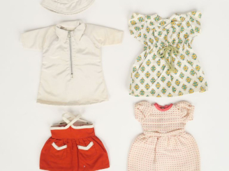 Vente aux enchères Rare lot de vêtements pour Rosette : « arlésienne « de 1956, « terre n
