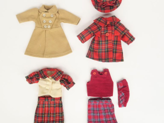 Vente aux enchères Lot de vêtements réalisée par la collectionneuse en taille Bleuette d'