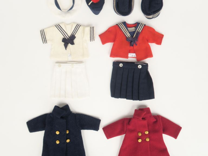 Lot de vêtements pour poupée Bleuette comprenant partie de vêtements d