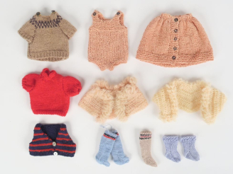 Vente aux enchères Lot de tricot pour Bleuette dont modèle d’après patrons : tenue de bai