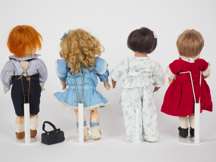 Lot de 4 poupées tête porcelaine récente dont bébé de caractère 247 da