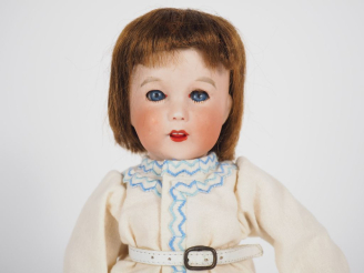 Vente aux enchères Joli bébé de caractère de la SFBJ moule 251 tête porcelaine bouche ouv