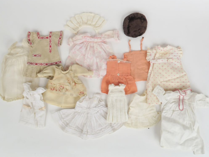 Lot de vêtements pour poupées de petite taille dont costume de communi