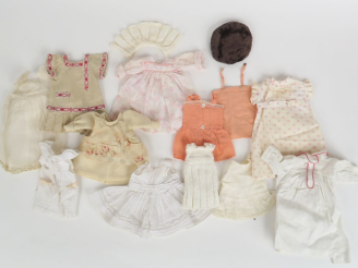 Vente aux enchères Lot de vêtements pour poupées de petite taille dont costume de communi