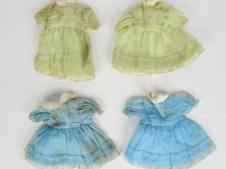 Vente aux enchères lot de vêtements anciens des années 30 à 50 dont petit vêtement en org