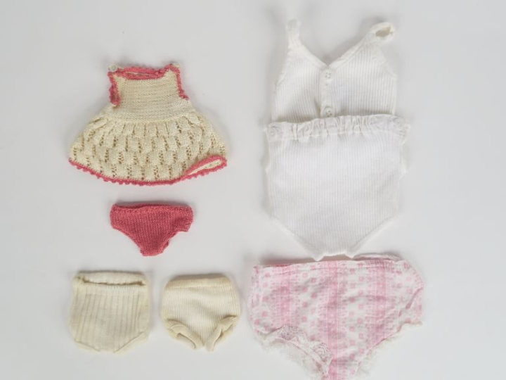 lot de vêtements anciens des années 30 à 50 dont petit vêtement en org