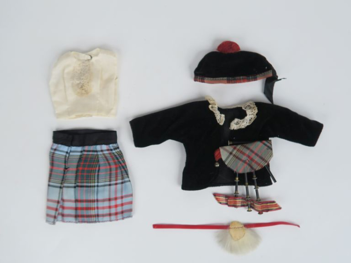 très jolis vêtements en taille bleuette costume d'écossais avec cornem