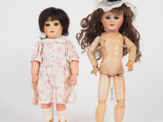 Vente aux enchères Lot de 2 poupées comprenant une poupée Unifrance 66 sur 0 avec un peti