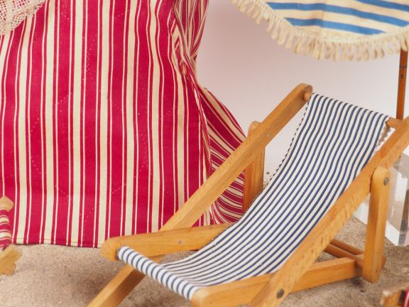 Lot d’accessoires de plage pour Bleuette et ses amies dont tente fabri