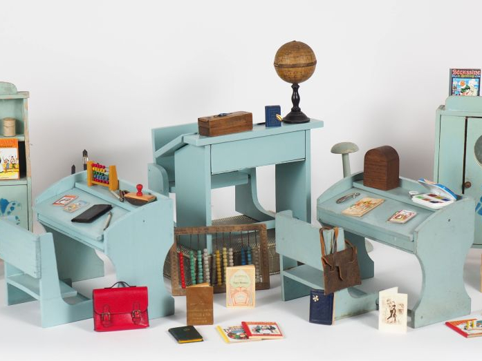 Lot de mobilier des années 50 taille Bleuette dont pupitre d’école en 