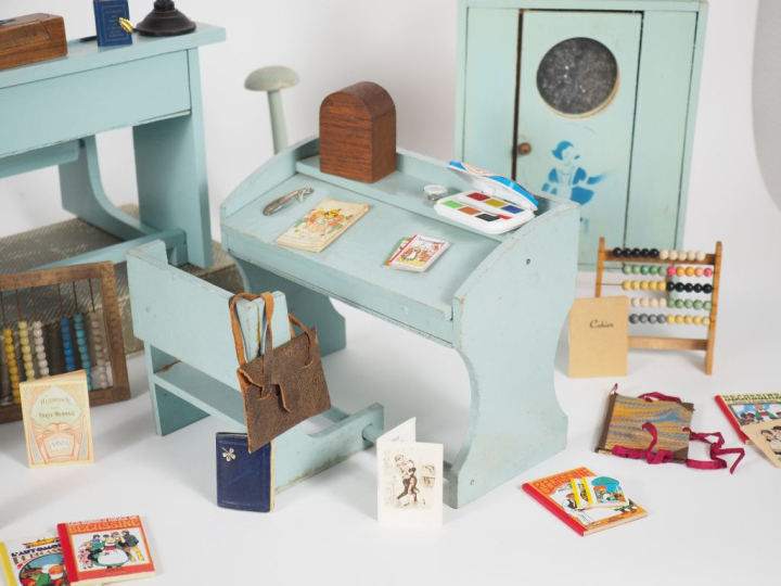 Lot de mobilier des années 50 taille Bleuette dont pupitre d’école en 